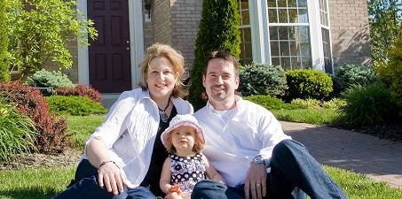 Marriage with the child sits in front of the house